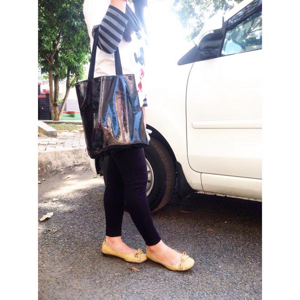 majestyproject's tweet photo. @majestythesun with our basic black hologram#majestytesty#totebag#jualtotebag#clutchbag @kicaupromo http://t.co/hX2dUyt5a9