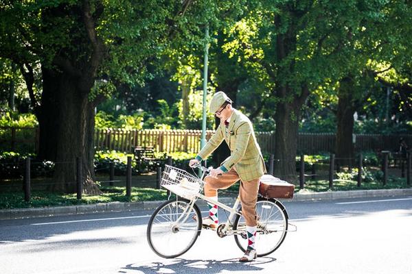 Fashionsnap Com イギリス発祥のファッションと自転車のイベント ツイードラン の会場でハケットロンドン セールスマネージャーの大西 慎哉さんをスナップ Http T Co Fjpopgsgm4 Http T Co Qsgnuvx1bt
