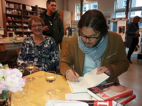 Ik werd gezellig gesigneerd bij Hollaers en Van Kemenade in Breda.
Breda is een geweldige, open stad. Dag, Anna.
