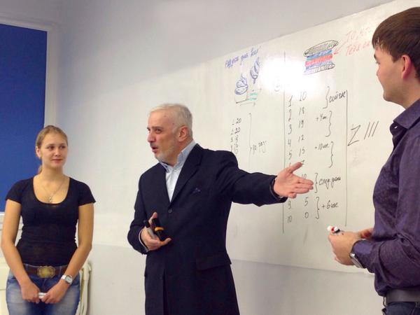 agentplus_ru's tweet image. Тренинг "Искусство продаж" в офисе "Агент Плюс". Гуру продаж Симон Епископосян делится мастерством.