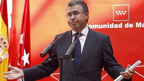 MarcDorian's tweet photo. Y va saliendo mierda y más mierda. Esta semana, con todos ustedes, Francisco Granados del PP de Madrid. Un aplauso! http://t.co/wpnIbpFvSt