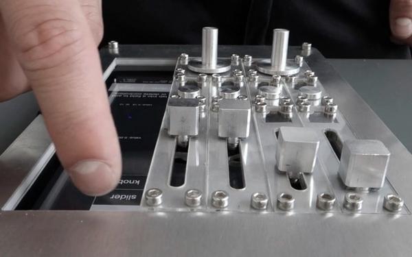 GrafittyStudio's tweet photo. Physical controller interface for iPad http://t.co/Y4N2eaxLXo #ipad #controller #interface http://t.co/jfbiwVPZC5