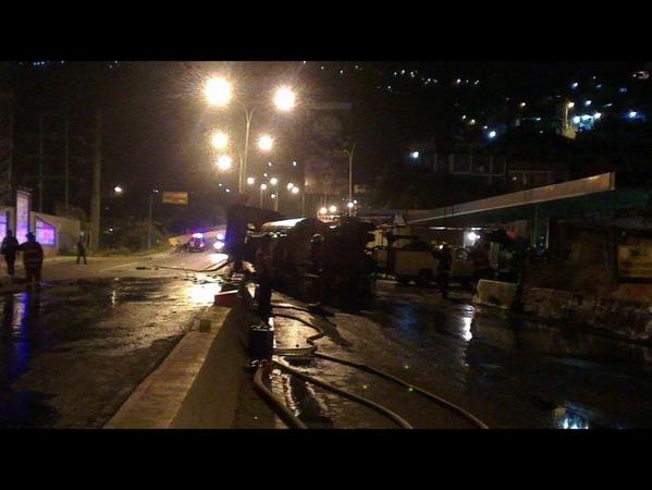 GANDOLA de gasolina (((VOLCADA))).Km0 Panamericana Botó carga.  vía <a href="/LaVegaParaparos/">Parroquia #LaVega</a>