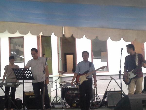 dentzmeeting's tweet image. Lagu pertama dari the dentist yuhuuu disco lazy time!!