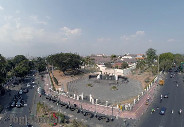 jalanbhakti's tweet photo. #JogjaAerial Monumen Serangan Oemoem 1 Maret http://t.co/YDoizL6fum via @MikiRingan #FotoUdaraJogja