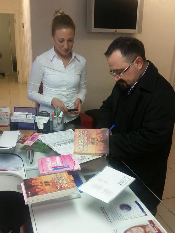Dr Semih Dikkatli Ozel Nills Poliklinigi'nde Geride Kalanlar ve Evliliklerde Ayni Kisir Dongu kitaplarini imzalarken