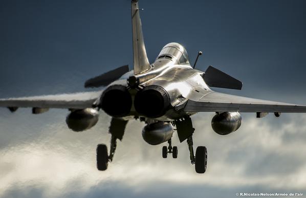 Essais en vol du #Rafale F3.4+ Bientôt une nouvelle version du chasseur dans l'armée de l'air defense.gouv.fr/air/actus-air/…