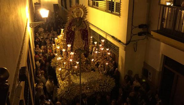 pasionensevilla's tweet photo. Idiosincrasia macarena en la procesión de la Virgen del Rosario | @hdad_macarena | http://t.co/KoVvl23hJe | http://t.co/x8nzmyyS5i
