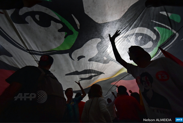 AAmbregni's tweet photo. Brésil: à Sao Paulo, célébration de la réélection de Rousseff. Photo Nelson Almeida #AFP via http://t.co/Xet9NjRHXx http://t.co/QwPESt4XyN