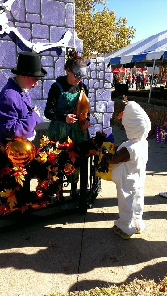 LeeAnnSommers's tweet photo. We had such a fun day @cedarpoint yesterday for #Halloweekends! One more weekend to go! #RIPMantis @995wgar http://t.co/yxvn2HWcVp