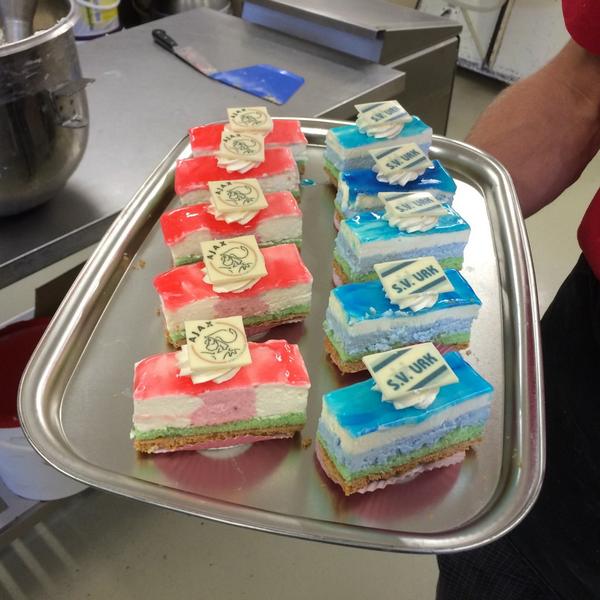 Daar zijn ze dan: de eerste SV Urk en AJAX-gebakjes gemaakt door Siemen Lindeboom.