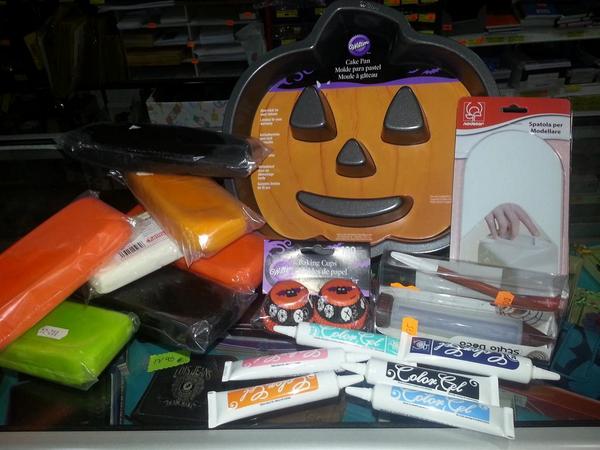 carmenpapeleria's tweet photo. Para tus tartas de Hallowen surtido en fondant y moldes http://t.co/XelZUFJP7G