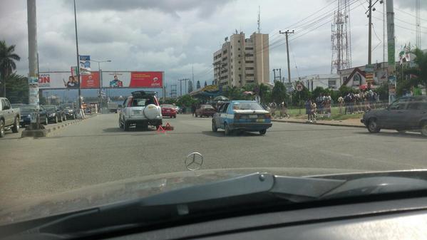 chief_alfred's tweet photo. 2pm on #AbaRoad #PortHarcourt. Car repairs in fast lane of expressway. #TIMARIV impound. http://t.co/lgLd7BZh99