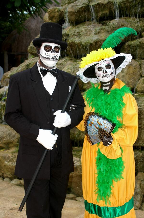 XoximilcoCancun's tweet photo. Compadre, para que la flaca no lo vaya a confundir, hoy de Catrin hay que venir. http://t.co/4tGeP8BWTn
