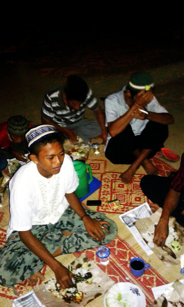 afrie_patikawa's tweet photo. Abis yasinan dlm rangka menyambut tahun baru islam @Yusuf_Mansur http://t.co/l2yh8EsWQr
