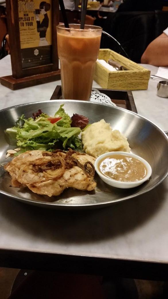 aliahicks's tweet photo. A perfect dish @m1ssbee.. Grilled Chicken Breast with salad, mashed potatoes and the best Thai Ice Tea http://t.co/E56YijXHlI