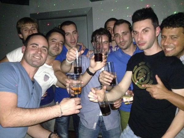 pinedyta's tweet photo. Gamesianos de fiesta!! http://t.co/p8bFygY2RQ