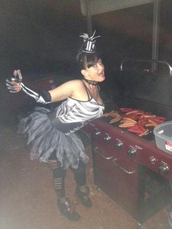 OMG my girlfriend just sent this to me! I'm wasted cooking 50 wieners on the grill!! http://t.co/Xqv