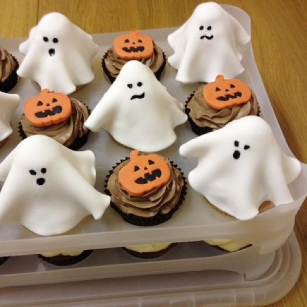 TPL_Tweets's tweet photo. We have some yummy Halloween treats in aid of @macmillancancer in the office today! #yum #minibakeoff http://t.co/e1wPUweLgI