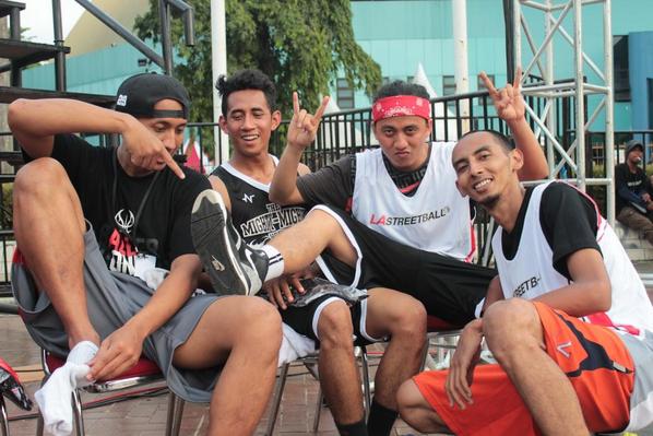 RT<a href="/LASB_MLG/">LASB Malang</a>: Gini ne kalo coach berkumpul... slalu ceria. #LASB2014_GF <a href="/LA_Streetball/">LA Streetball</a> <a href="/LASB_JGJ/">LA Streetball Jgj</a> <a href="/LASB_sby/">LASB suroboyo</a> "