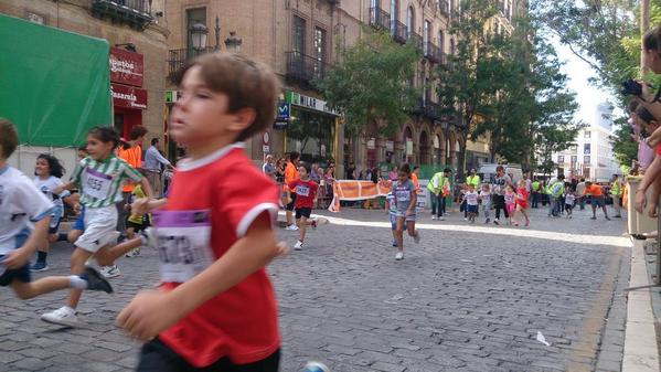 Sevilla10K's tweet photo. 1.000 peques participaron en categoría Prebenjamín en #Sevilla10 Casco Antiguo. Divertidísimo :-D http://t.co/P3s86vSHky