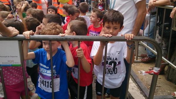 Sevilla10K's tweet photo. 1.000 peques participaron en categoría Prebenjamín en #Sevilla10 Casco Antiguo. Divertidísimo :-D http://t.co/P3s86vSHky