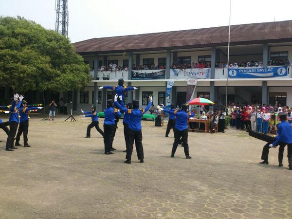 paskibraduta's tweet photo. Variasi formasi dari peserta 015 tingkat SMP. http://t.co/xeGPhnjPXB