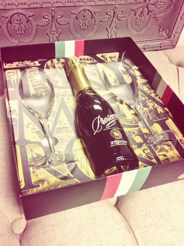 Now that's what we call an invitation <a href="/_TonyMacaroni/">Tony Macaroni</a> look forward to celebrating <a href="/fabiocampoliUK/">Fabio Campoli</a> book launch with you