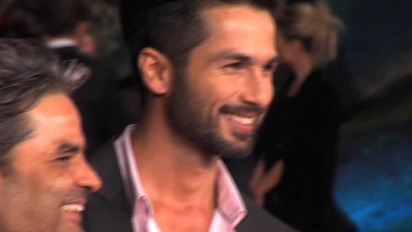 cacaspeed's tweet photo. "@Shahid_Loverz: Caps ~ #HaiderInRome ♥ 
http://t.co/OnxpwAsWR9 http://t.co/qpBhvgbHZk"