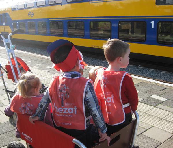 ShezafKO's tweet photo. Altijd leuk: Treinen kijken! #themaverkeer @deprinsenark http://t.co/gRO6ZTSDna