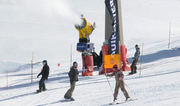 websierranevada's tweet photo. #SierraNevada amplía el perímetro de nieve producida en la Loma de Dílar http://t.co/pWPyCXf0a8 http://t.co/gGjn6tQiTb
