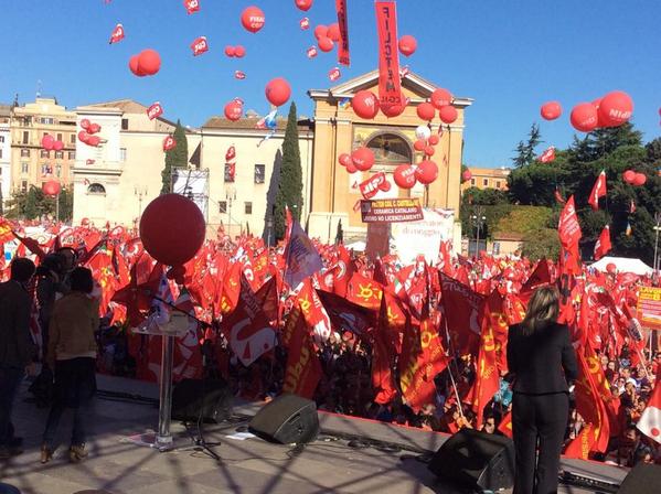 Accettare le critiche! la piazza del #25ott è stata fatta da studenti che chiedono un futuro #nonmelopossopermettere