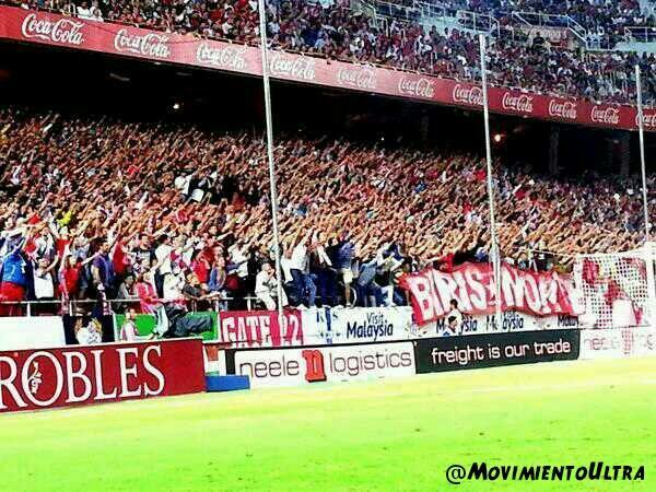 MovimientoUltra's tweet photo. Magnífico palmeo de Biris Norte en el Sevilla - Villarreal. Más imágenes en http://t.co/qFGRgSe2VJ http://t.co/NeIVZQKkPN