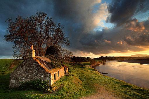 A picture to truly enjoy..... Kercock Salmon Bothy, River Tay, Scotland, #UK fnd(bit.ly/1nJKLdA)