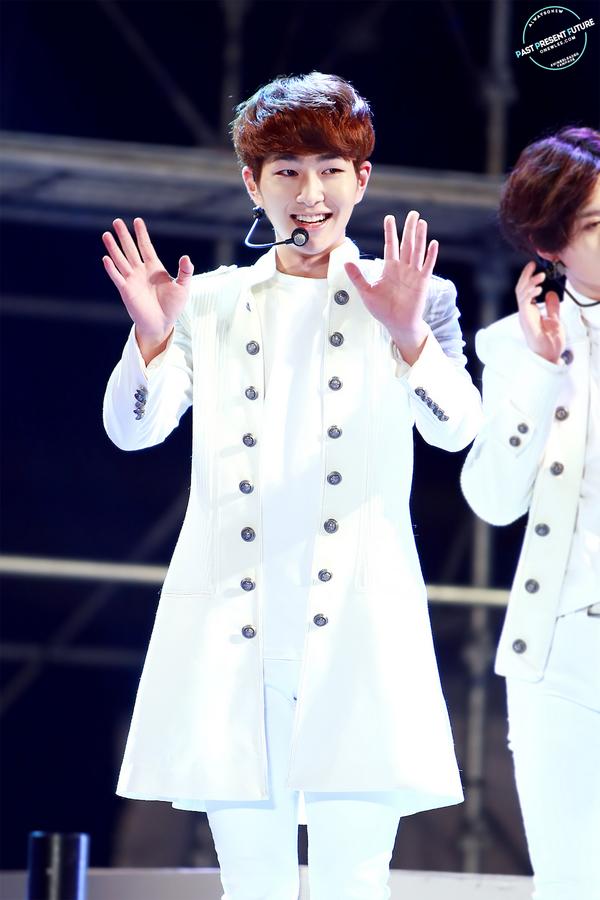 141025 Onew @ DDP Festival B09j6MhCUAAzITY