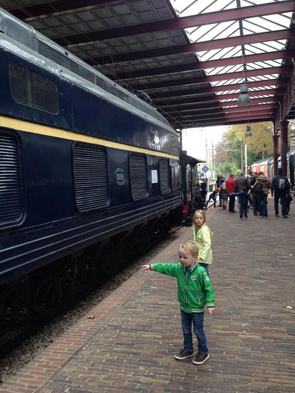 ShezafKO's tweet photo. Gezinsuitstapje aansluiten op het thema van de kinderopvang, dat is geweldig toch? #spoorwegmuseum #themaverkeer http://t.co/bFVr9LBCCW