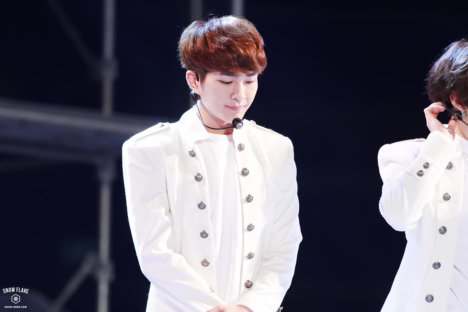 141025 Onew @ DDP Festival B09nweeCAAAwQex