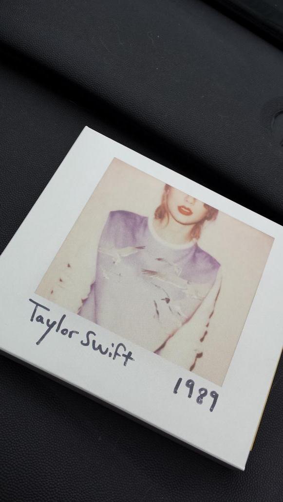 Lil_Miss_May's tweet photo. Today, is a good day @taylorswift13  #TS1989 😆 http://t.co/dmqWmZQbvg