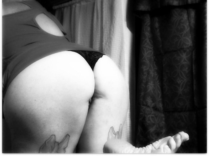 Nice thick #whooty 'n #sexy #feet   LIVE  http://t.co/sgPQsAMjTO   @TheWhootyTeam @JuicyPawg @BootyWorship1<a href="/tag/whooty"class="tags">#whooty</a><a href="/tag/sexy"class="tags">#sexy</a><a href="/tag/feet"class="tags">#feet</a>