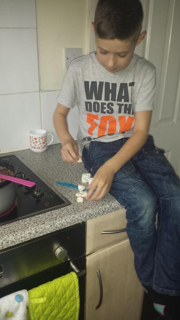 Danielle060810's tweet photo. baking :) http://t.co/2indzDm8Oh