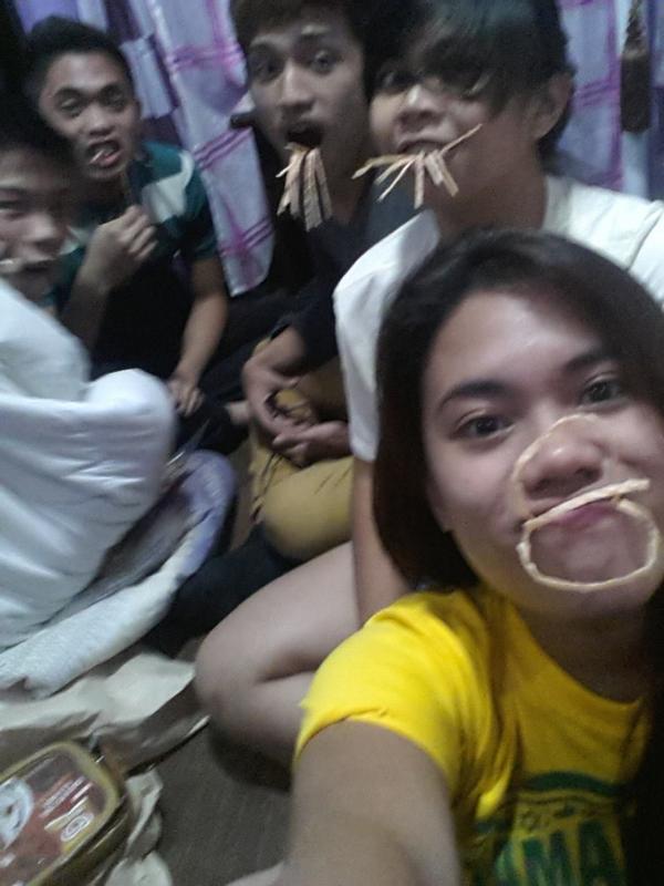 ajbrcs_'s tweet photo. Sleepover!! 👅💖 @ArveeCastillo @ECAnsay @AteJakiMo @Riantagonist #kuyabry http://t.co/fOLQk9JsD8