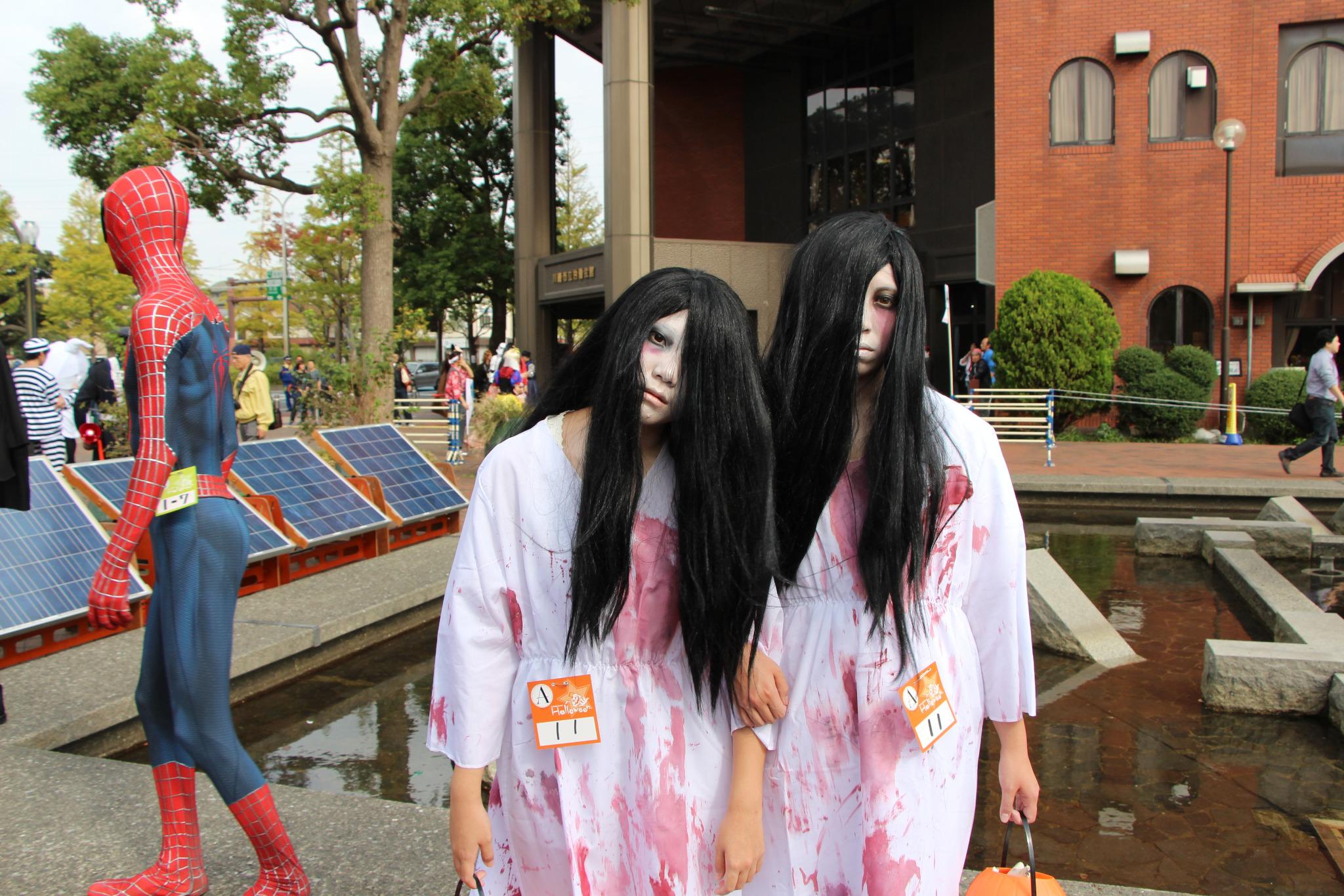 へい 14川崎ハロウィン仮装 その08 貞子ツインズ マジでアップこええよ 震えてきやがった 怖いです アップを撮らせて頂いたのは我ながら良い判断 Kawahallo ハロウィン カワハロ Http T Co Dnxbuxpnvf Twitter
