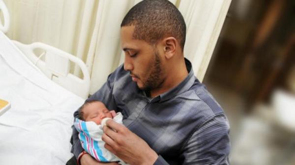 thehebrewess's tweet image. "@TheRoot: How the 300,000+ black stay-at-home dads make it work: #TheRootLive  bit.ly/ZgX85M http://t.co/0wMQEdDptX" #BlackTwitter