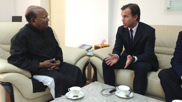 hmusa's tweet photo. Our CEO met w. Bangladesh gov about H&amp;M's continued commitment 2 fair living wages. Read more: http://t.co/hYcw5g9Zd6 http://t.co/v0Njys17fy