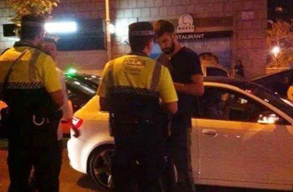 LaVanguardia's tweet photo. EXCLUSIVA: Gerard Piqué denunciado por una falta de respeto a la Guardia Urbana http://t.co/FEiYrSSfg3 http://t.co/z97biJVAj7
