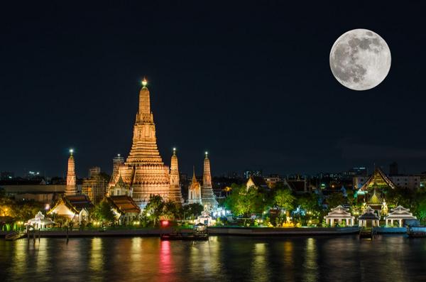fotofugitive's tweet photo. Wat Arun Rajwararam (The Temple of Dawn), in #Bangkok, one of our favourite cities. #travel #SEasia #80B #80beards http://t.co/09ZaamvlUZ