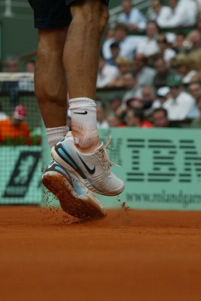 federerbestfan's tweet photo. @rogerfederer #ShoeRF #DirtySocks #Rogerer #Sliderer :D http://t.co/6T23kX3sA3