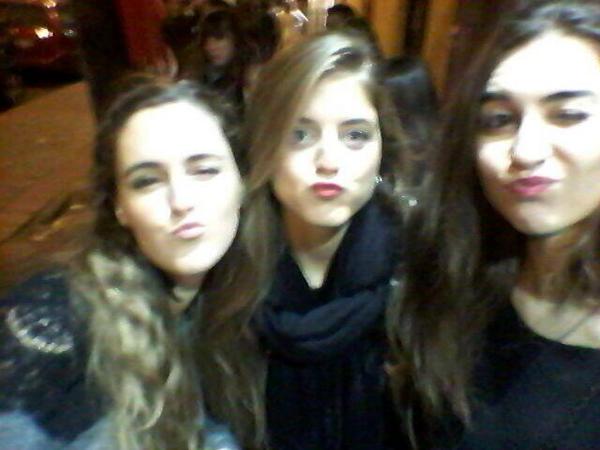 MargaWeso's tweet photo. Happy birthday annita!! @Alezapata7 y yo te echamos de menos http://t.co/6rKZGwLLLN