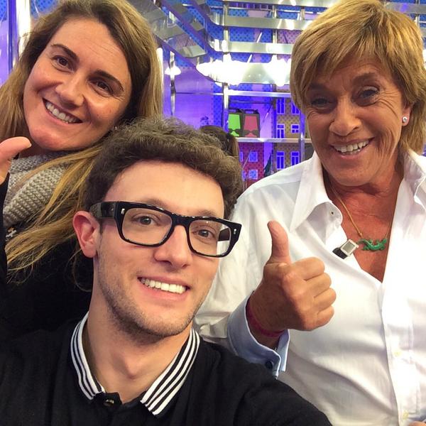 salvameoficial's tweet photo. Los hetero, lesbis, gays, bi y trans del equipo apoyamos la bisexualidad de Chelo. Y tal. #aquelbollo @fabricatele http://t.co/H8OaqKq1UR