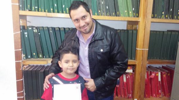 dgrcmorelos's tweet photo. Con Jose Miguel lopez Brito habitante del albergue DIF celebrando su derecho de identidad. http://t.co/BXgWHfWlrd
